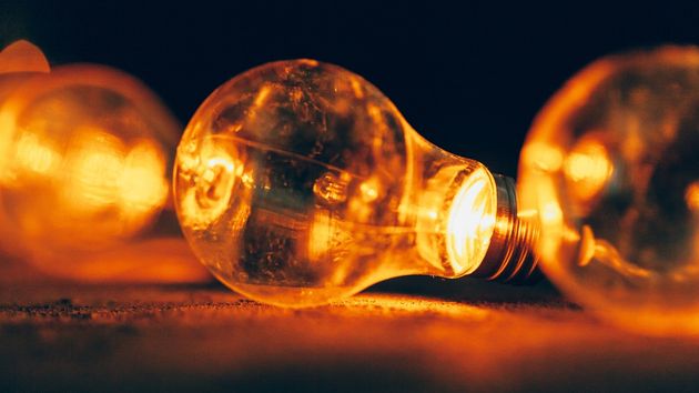 Bombillas encendidas en la mesa