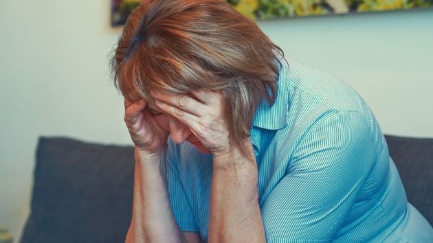 Una mujer se tapa la cara