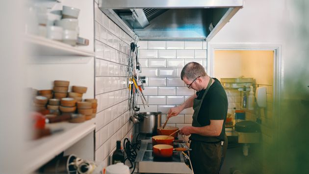 Un cocinero trabajando