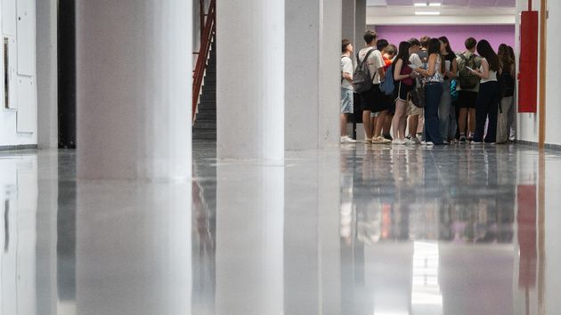 Un grupo de alumnos acorralados en la entrada de un aula
