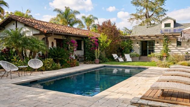 Dos casas que comparten patio y piscina