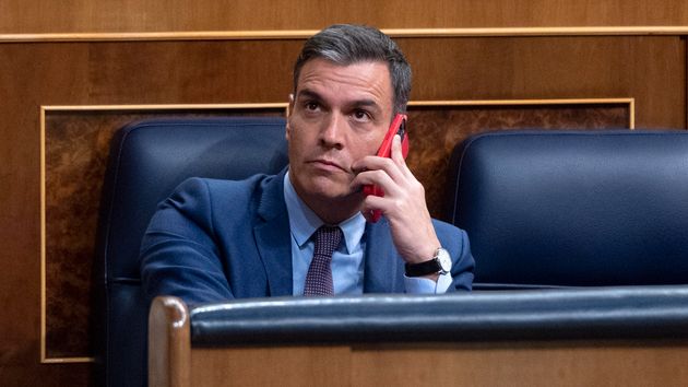 Pedro Sánchez hablando por teléfono