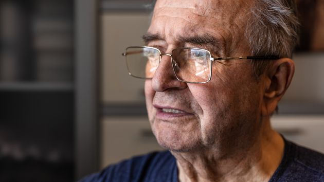 Un hombre mayor triste