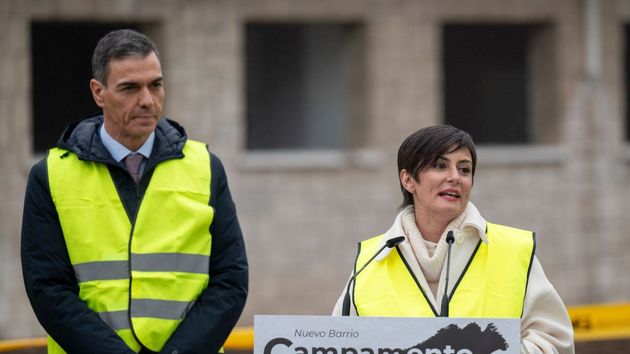 El presidente del Gobierno, Pedro Sánchez, y la ministra de Vivienda, Isabel Rodríguez