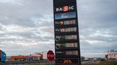 Estación de servicio muestra los precios de la gasolina y diesel