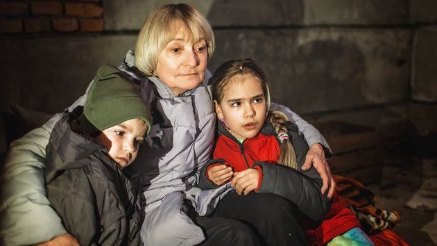 Una madre abrazada a dos niños