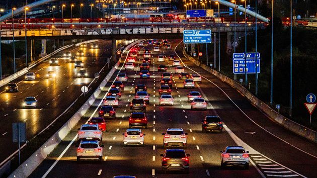 Varios vehículos en la carretera