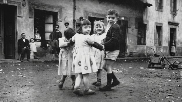 Un grupo de niños jugando en un parque 