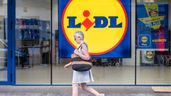 Una persona en una sucursal de Lidl.