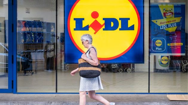 Una persona en una sucursal de Lidl.