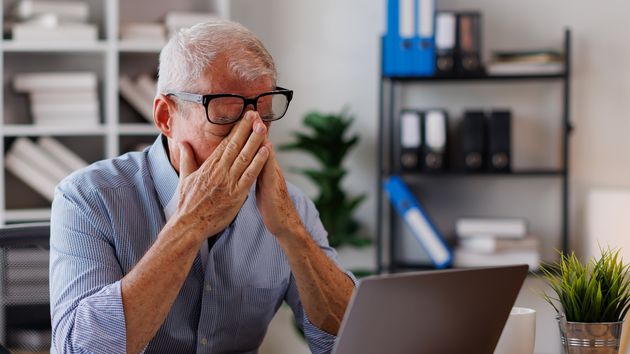 Un trabajador, estresado en su puesto de trabajo