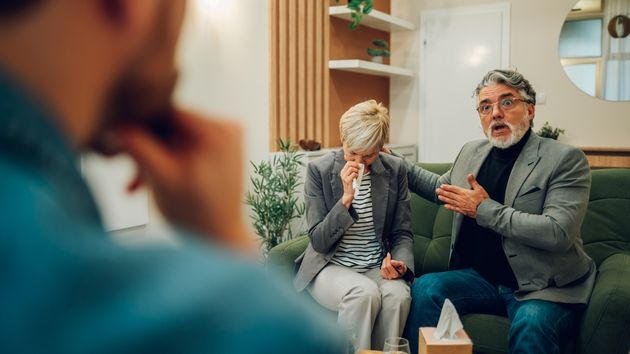 Unos padres discuten con su hijo