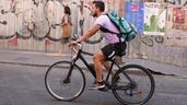 Un repartidor de Deliveroo en bicicleta