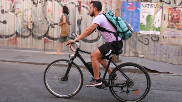 Un repartidor de Deliveroo en bicicleta