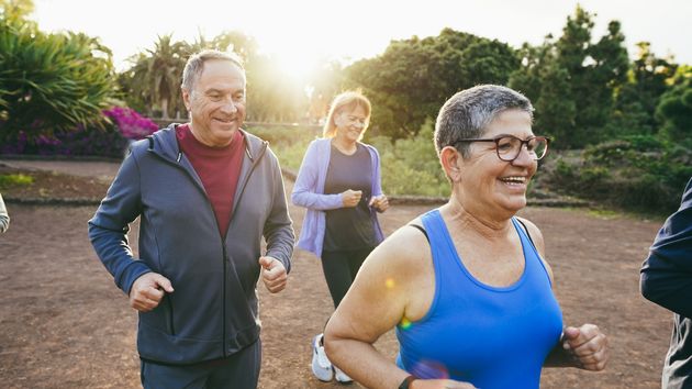 Personas senrior haciendo deporte
