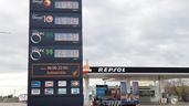 Estación de servicio muestra el precio de venta de la gasolina y diesel