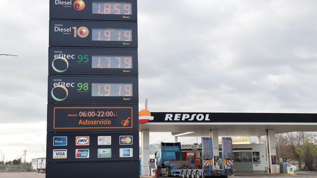 Estación de servicio muestra el precio de venta de la gasolina y diesel