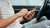Una persona usando el móvil en el coche