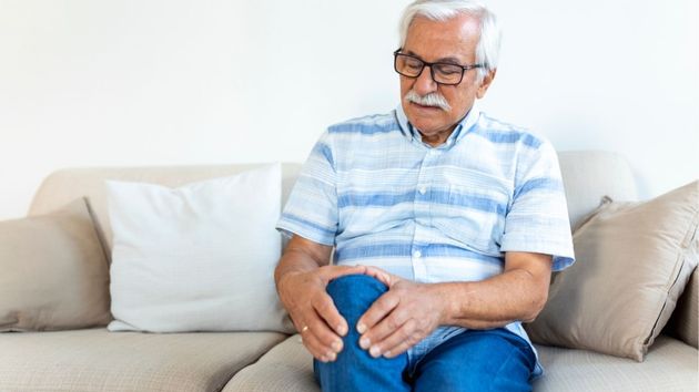 Persona con dolor de rodilla