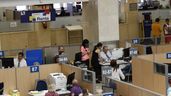 Empleados públicos trabajando en la Campaña de la Renta