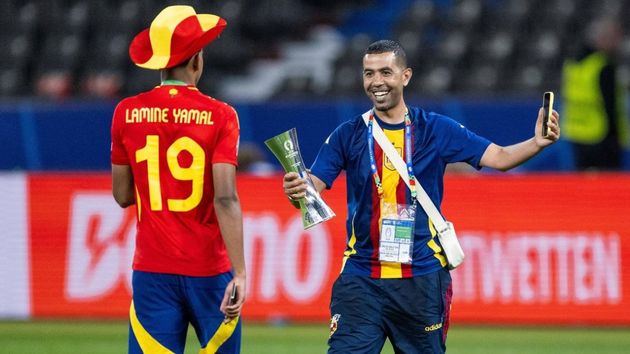 El padre de Lamine Yamal junto a su hijo después de un partido