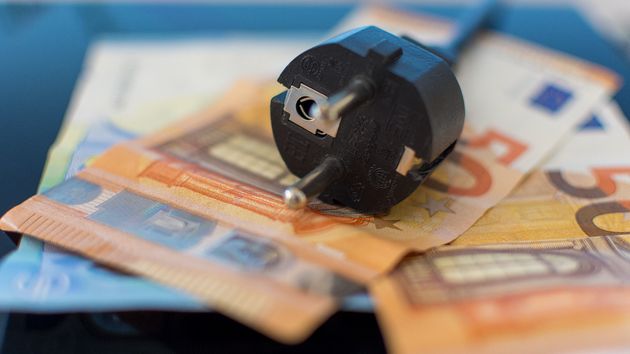 Un enchufe sobre varios billetes de euro