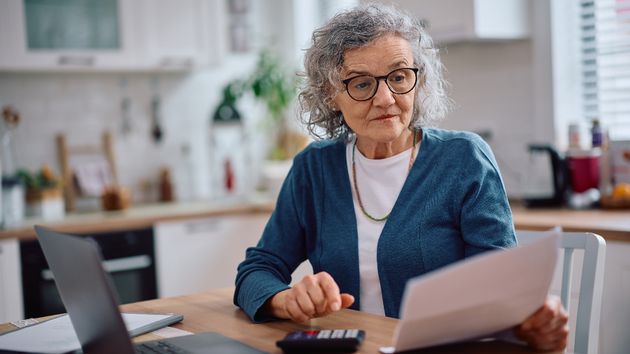 Jubilada consulta su pensión