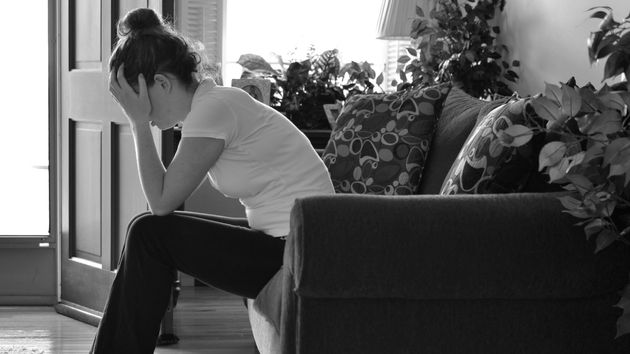 persona deprimida en el sofa