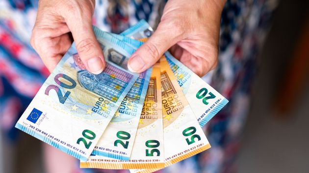 Manos con varios billetes de euro
