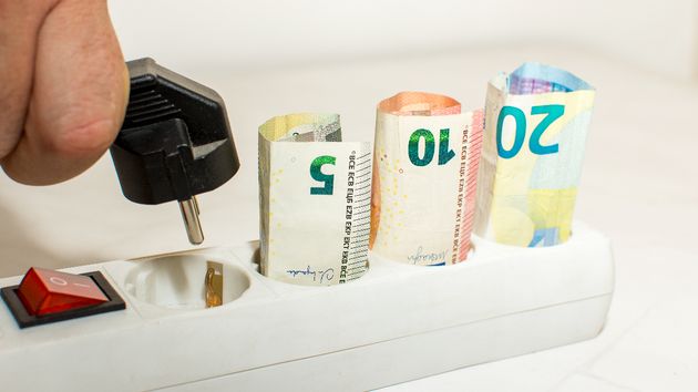 Encendiendo una regleta con varios billetes de euro