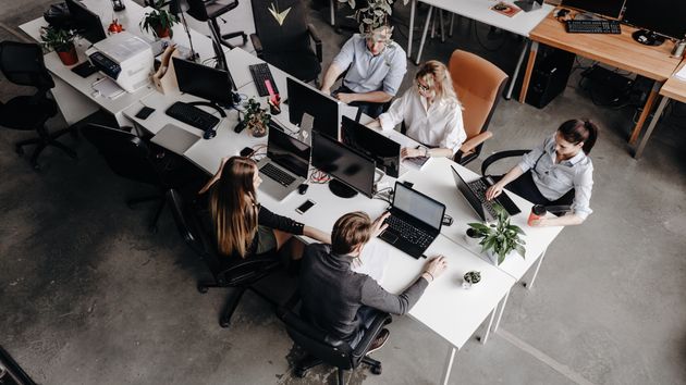 Un grupo de empleados en la oficina