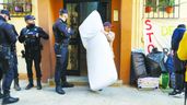 La policía desalojando una vivienda 