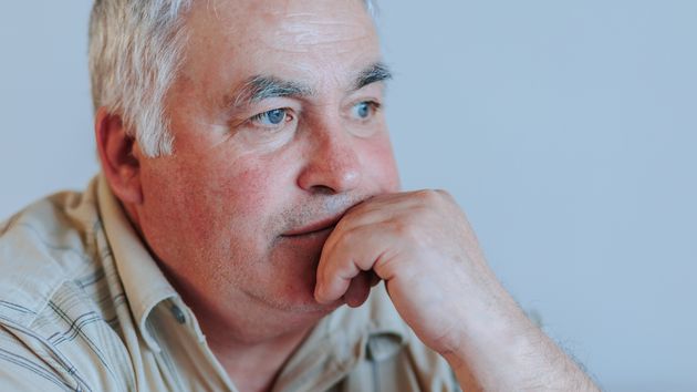 Un hombre mayor con rostro reflexivo