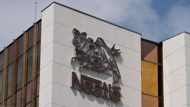 Fachada de la fábrica de Nestlé en España