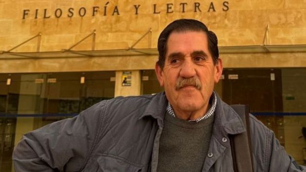 unos estudiantes con el diploma y una imagen de Miguel Ángel Bravo