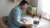 Un hombre haciendo un curso desde su casa