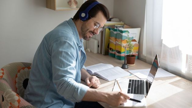 Un hombre haciendo un curso desde su casa