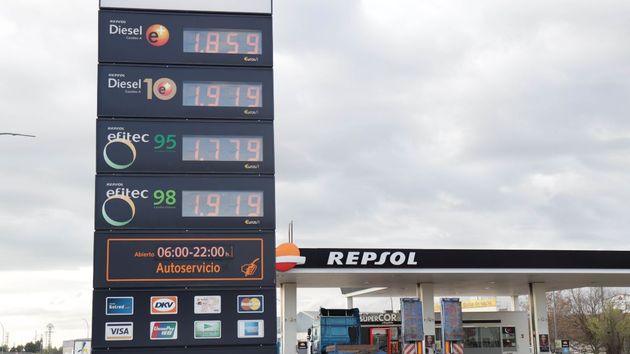 Poste de una gasolinera con los precios de venta del diésel y gasolina