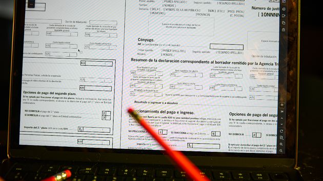 Una persona hace el borrador de su declaración de la renta