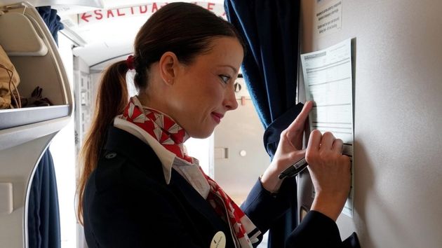 Azafata de Air Nostrum escribiendo