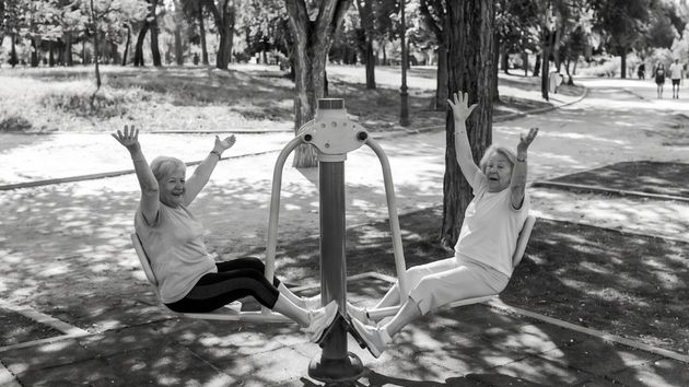 Dos mujeres haciendo ejercicio en un parque