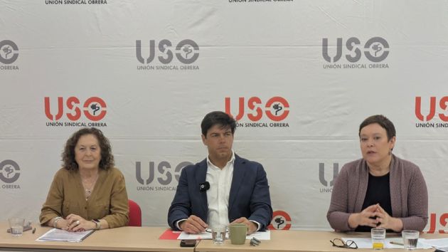 Directivos de USO durante la conferencia.