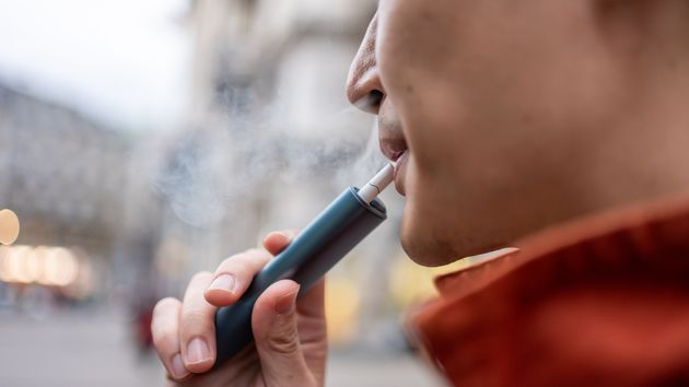 Un hombre usando tabaco calentado
