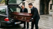 Imagen generada con IA de dos trabajadores de una funeraria
