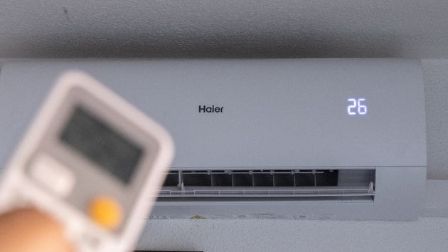 Una persona enciende un aire acondicionado