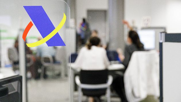 Trabajadores y técnicos en una oficina de Hacienda