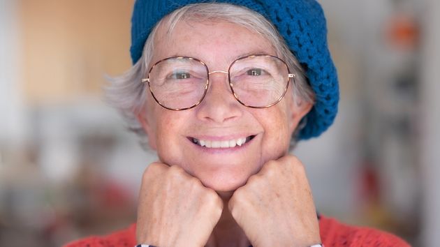 Una jubilada con gafas sonriendo