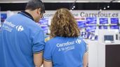 Dos trabajadores de Carrefour, de espaldas