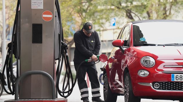 Un trabajador repostando en una gasolinera