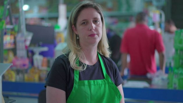 Una cajera de supermercado triste